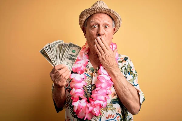 Grauhaariger Älterer Mann Mit Sommermütze Und Hawaiianischem Lei Der Ein — Stockfoto