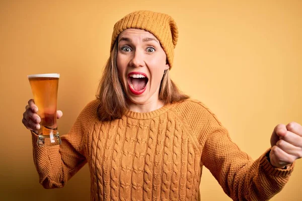 Joven Hermosa Mujer Rubia Bebiendo Vaso Cerveza Sobre Fondo Amarillo — Foto de Stock