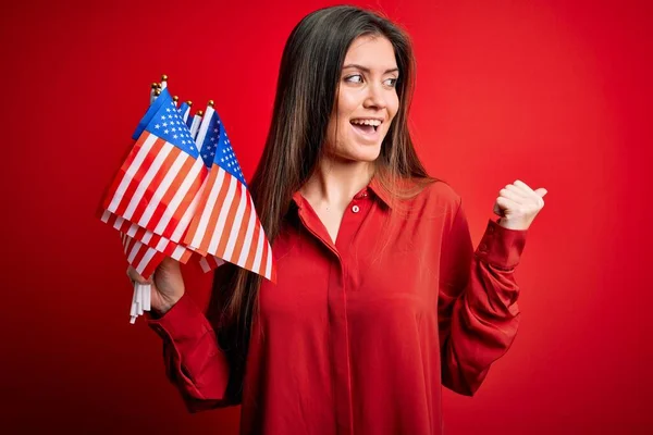 Ung Vacker Patriotisk Kvinna Med Blå Ögon Håller Usa Flaggor — Stockfoto