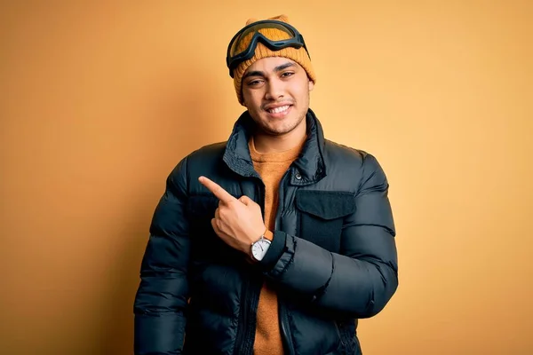 Ung Brasiliansk Skidåkare Man Bär Snö Sportkläder Och Skidglasögon Över — Stockfoto