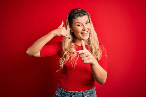 Jovem Mulher Loira Bonita Vestindo Shirt Casual Sobre Fundo Vermelho — Fotografia de Stock