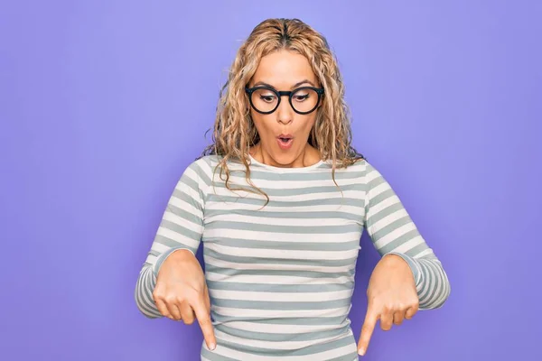 Mulher Loira Bonita Vestindo Camiseta Listrada Casual Óculos Sobre Fundo — Fotografia de Stock