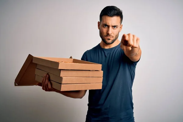 Ung Stilig Man Som Håller Leverans Lådor Med Italiensk Pizza — Stockfoto