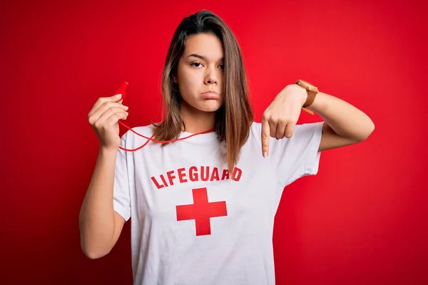 Junge Schöne Brünette Bademeister Mädchen Trägt Shirt Mit Rotem Kreuz — Stockfoto