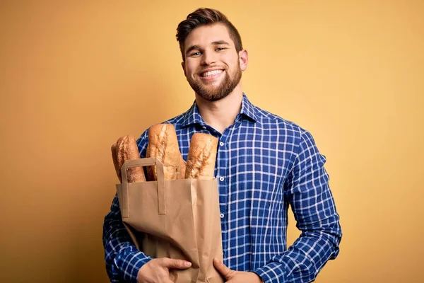 Jeune Homme Blond Avec Barbe Yeux Bleus Tenant Sac Papier — Photo