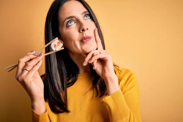 Joven Morena Con Ojos Azules Comiendo Sushi Maki Salmón Usando — Foto de Stock