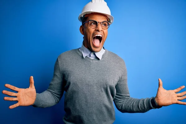 Ung Vacker Afrikansk Amerikansk Ingenjör Man Med Dreadlocks Bär Säkerhetshjälm — Stockfoto