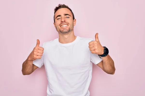 Homem Bonito Com Olhos Azuis Vestindo Casual Shirt Branca Sobre — Fotografia de Stock