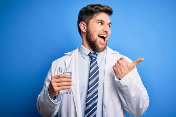 Giovane Medico Uomo Biondo Con Barba Gli Occhi Azzurri Indossa — Foto Stock