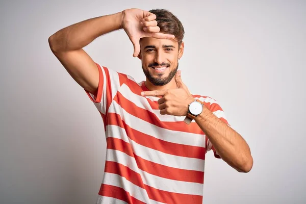 Homem Bonito Jovem Com Barba Vestindo Shirt Listrada Sobre Fundo — Fotografia de Stock