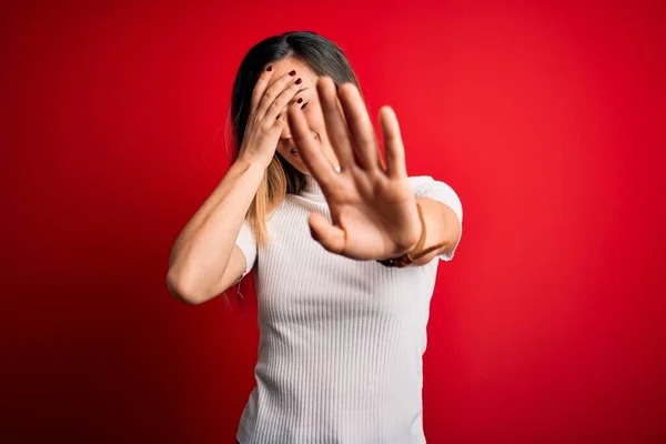 Schöne Blonde Frau Mit Blauen Augen Die Legeres Weißes Shirt — Stockfoto