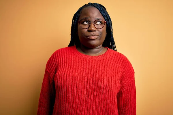 Afro Americano Más Mujer Tamaño Con Trenzas Que Usan Suéter —  Fotos de Stock