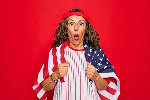 Medelålders Äldre Patriotisk Kvinna Bär Baseball Utrustning Håller Usa Flagga — Stockfoto