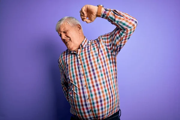 Senior Pohledný Chraptivý Muž Ležérní Barevné Košili Přes Izolované Fialové — Stock fotografie