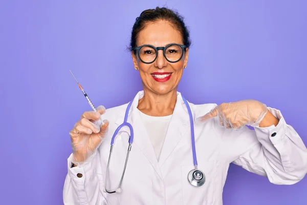 Medico Professionista Anziano Mezza Età Che Tiene Una Siringa Con — Foto Stock