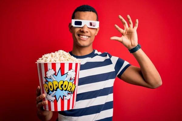 Ung Vacker Afrikansk Amerikansk Man Tittar Film Med Glasögon Äta — Stockfoto