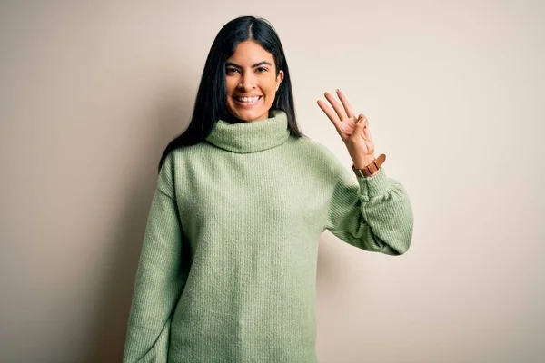 Ung Vacker Latinamerikansk Kvinna Bär Grön Vinter Tröja Över Isolerad — Stockfoto