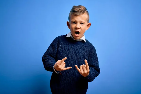 Jonge Kleine Blanke Jongen Met Blauwe Ogen Draagt Winter Trui — Stockfoto