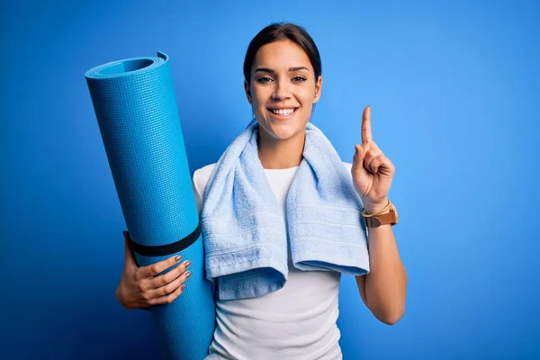 Giovane Bella Sportiva Bruna Che Indossa Tappetino Fare Yoga Sorpreso — Foto Stock