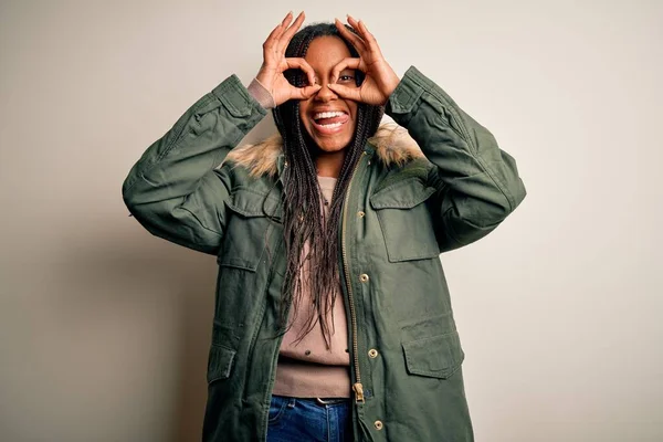 Giovane Donna Afro Americana Che Indossa Parka Invernale Sfondo Isolato — Foto Stock