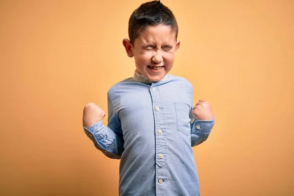 Niño Pequeño Con Camisa Elegante Pie Sobre Fondo Aislado Amarillo — Foto de Stock