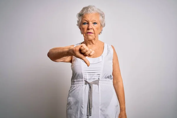 Ältere Schöne Grauhaarige Frau Lässigem Sommerkleid Vor Weißem Hintergrund Sieht — Stockfoto