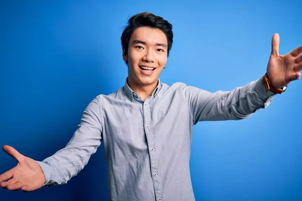 Mladý Pohledný Číňan Neformální Košili Stojící Nad Osamělým Modrým Pozadím — Stock fotografie
