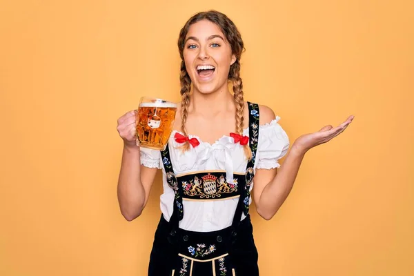 Gyönyörű Szőke Német Kék Szemekkel Visel Oktoberfest Ruha Ivás Üveg — Stock Fotó