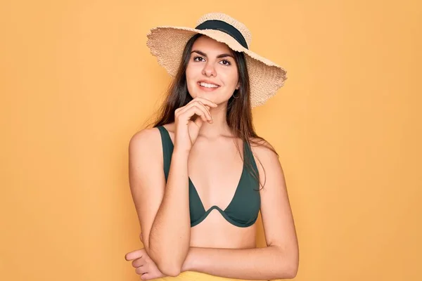 Menina Bonita Nova Usando Biquíni Swimwear Chapéu Sol Verão Sobre — Fotografia de Stock