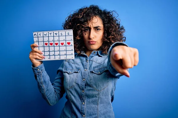 Jonge Mooie Krullende Arabische Vrouw Houdt Periode Kalender Controleren Menstruele — Stockfoto