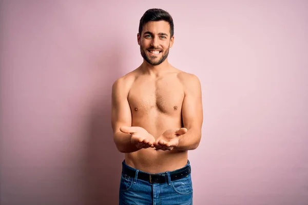 Joven Hombre Fuerte Guapo Con Barba Sin Camisa Pie Sobre —  Fotos de Stock