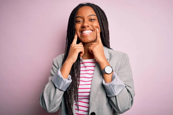 Ung Afrikansk Amerikansk Affärskvinna Står Över Rosa Isolerad Bakgrund Ler — Stockfoto