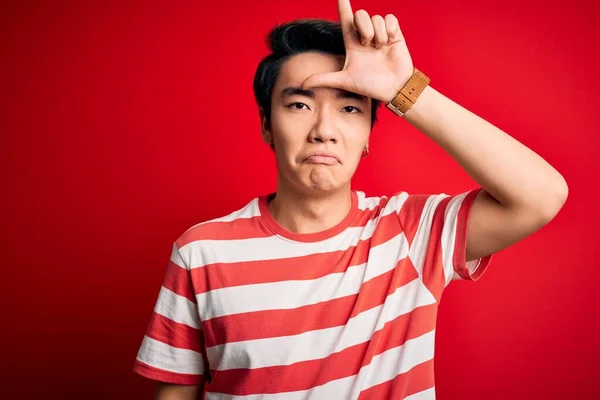 Jeune Bel Homme Chinois Portant Shirt Rayé Décontracté Debout Sur — Photo