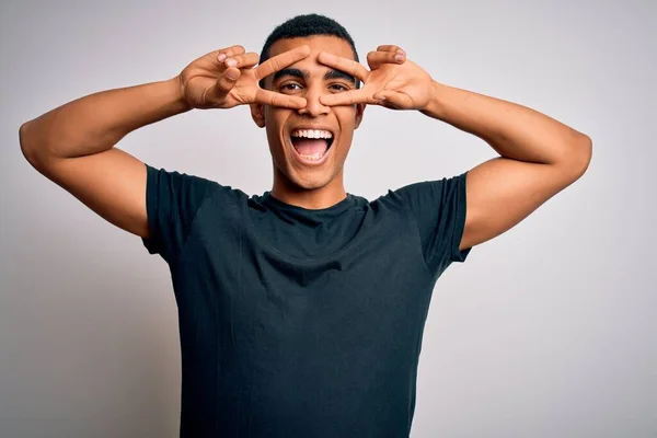 Jovem Homem Afro Americano Bonito Vestindo Camiseta Casual Sobre Fundo — Fotografia de Stock