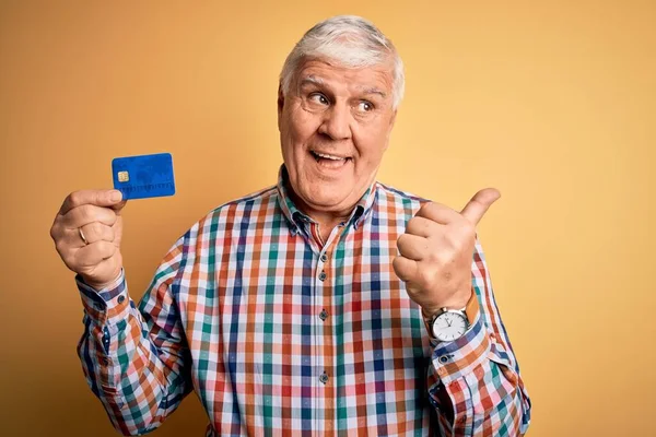 Senior Gutaussehend Hoary Kundenmann Mit Kreditkarte Finanzieren Zahlung Zeigt Und — Stockfoto