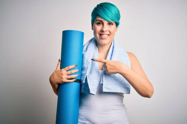 Joven Mujer Deportiva Con Pelo Moda Azul Sosteniendo Estera Después —  Fotos de Stock