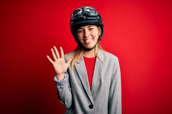 Jovem Mulher Motociclista Loira Bonita Usando Capacete Motocicleta Sobre Fundo — Fotografia de Stock