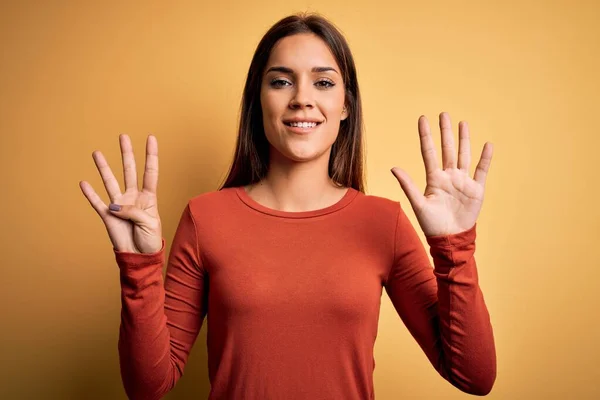 Ung Vacker Brunett Kvinna Bär Casual Shirt Stående Över Gul — Stockfoto