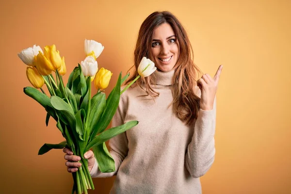 Jonge Mooie Brunette Vrouw Met Boeket Van Gele Tulpen Geïsoleerde — Stockfoto