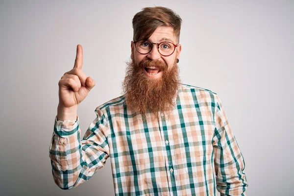 Sakallı Gözlüklü Hippi Tişörtlü Yakışıklı Kızıl Saçlı Adam Başarılı Bir — Stok fotoğraf