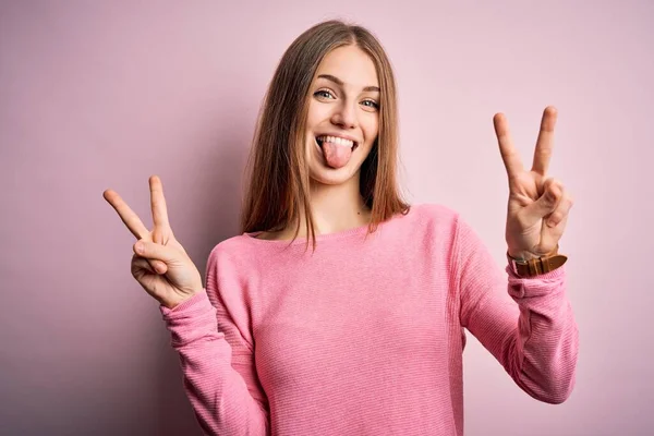 Giovane Bella Rossa Donna Indossa Maglione Casual Sfondo Rosa Isolato — Foto Stock