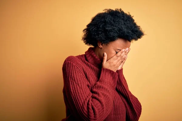 Joven Hermosa Afroamericana Afro Mujer Con Pelo Rizado Con Suéter —  Fotos de Stock