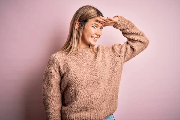 Jonge Mooie Blonde Vrouw Dragen Winterwol Trui Roze Geïsoleerde Achtergrond — Stockfoto