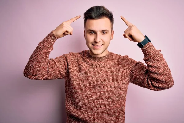 Joven Hombre Caucásico Guapo Usando Suéter Invierno Casual Sobre Fondo —  Fotos de Stock