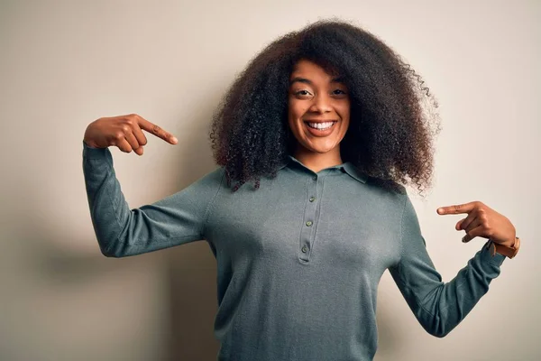 Νεαρή Όμορφη Αφροαμερικανή Γυναίκα Αφρο Μαλλιά Που Στέκεται Πάνω Από — Φωτογραφία Αρχείου
