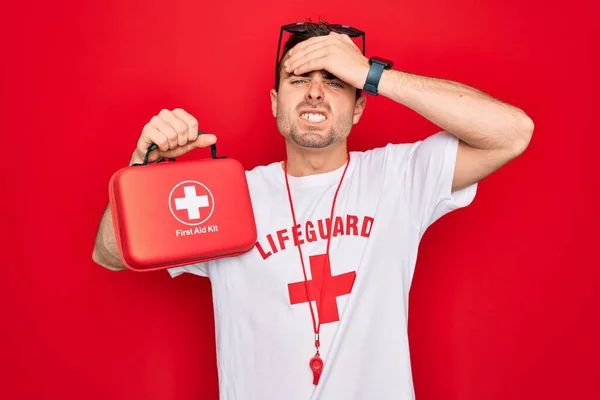 Mladý Pohledný Plavčík Tričku Červeným Křížem Píšťalkou Držící Lékárničku Rukou — Stock fotografie