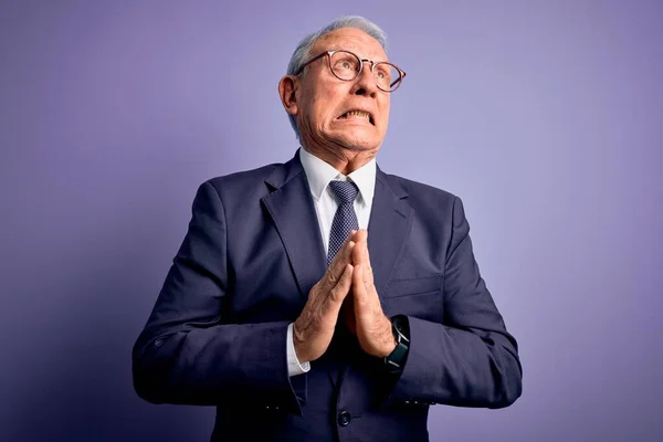Grauhaariger Älterer Geschäftsmann Mit Brille Und Elegantem Anzug Und Krawatte — Stockfoto