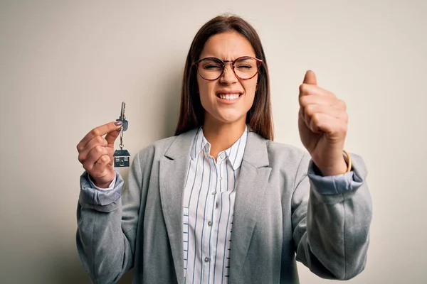 Junge Schöne Brünette Hausagentin Frau Hält Schlüssel Nach Hause Über — Stockfoto