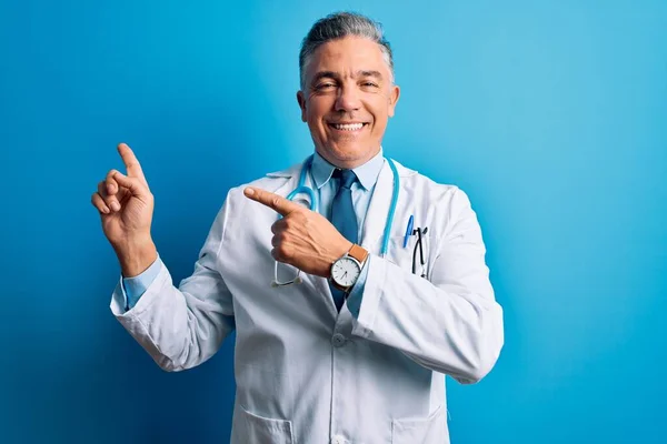 Médico Guapo Pelo Gris Mediana Edad Con Abrigo Estetoscopio Azul — Foto de Stock