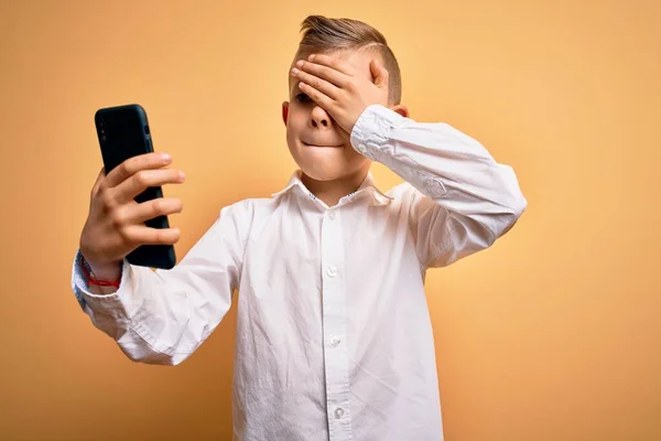 Junge Kleine Kaukasische Kinder Mit Smartphone Und Blick Auf Den — Stockfoto